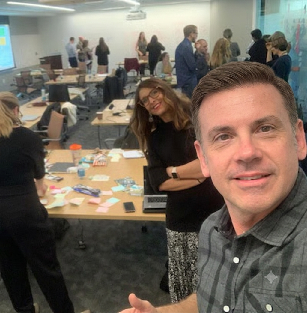 Marcelo Fernandes conduzindo um workshop com time de marketing e vendas